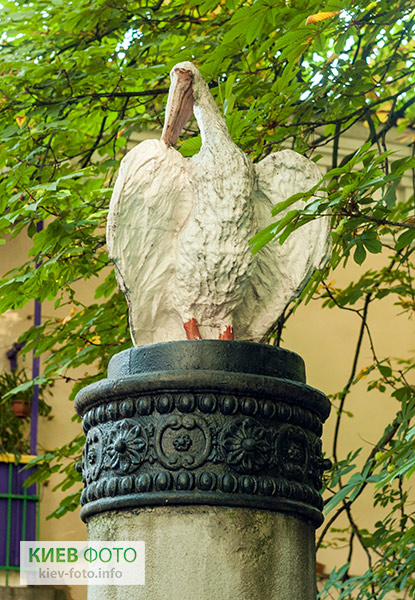 Фонтан з пеліканами (київські пелікани)