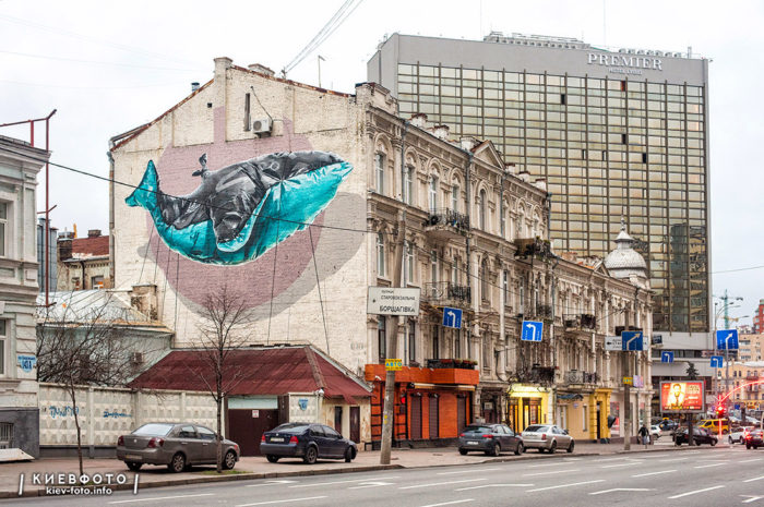 Мурал з китом «Обтяжена машина» (Encumbering machine) на Саксаганського
